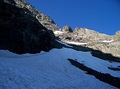 03 Verso il canalino con il tratto di roccette da superare